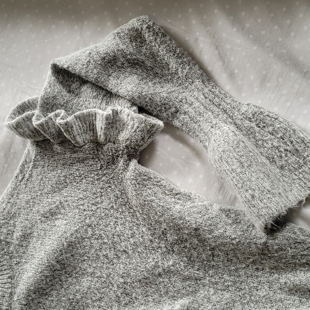 🔶️5 for $30🔶️ ROMEO + JULIET Ruffle and Bell Sleeve Sweater - Picture 4 of 5